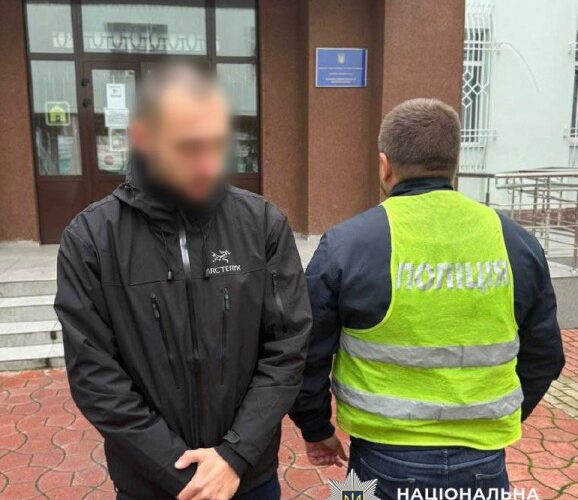 У Києві поліція затримала чоловіка, який змушував вуличного музиканта співати російською