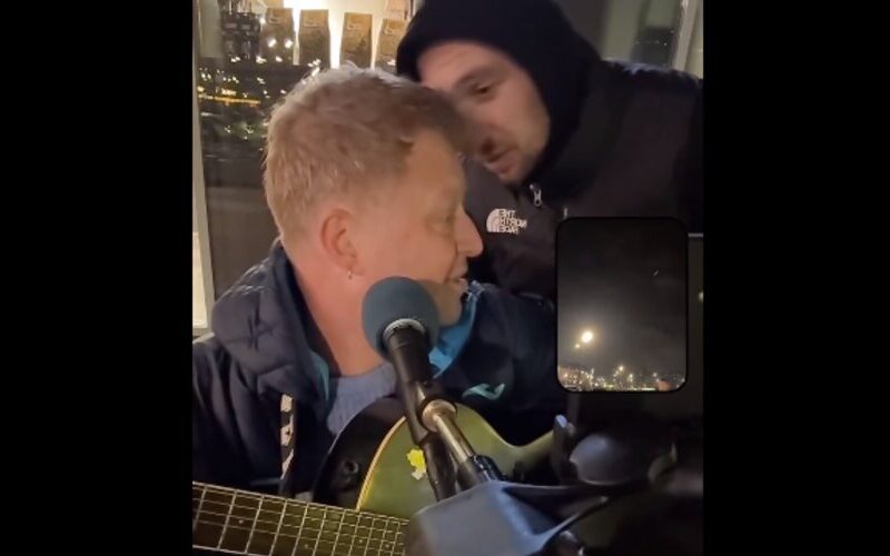 У Києві музикант зустрівся зі своїм кривдником, який вимагав співати російські пісні (відео)