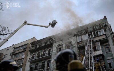 У Києві на Печерську всю ніч і ранок гасять пожежу у квартирі