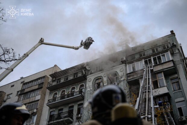 У Києві на Печерську всю ніч і ранок гасять пожежу у квартирі