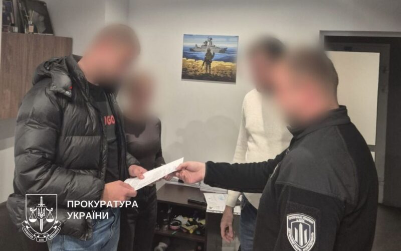 Двох поліцейських у Києві підозрюють у побитті чоловіка біля ТЦК (фото)