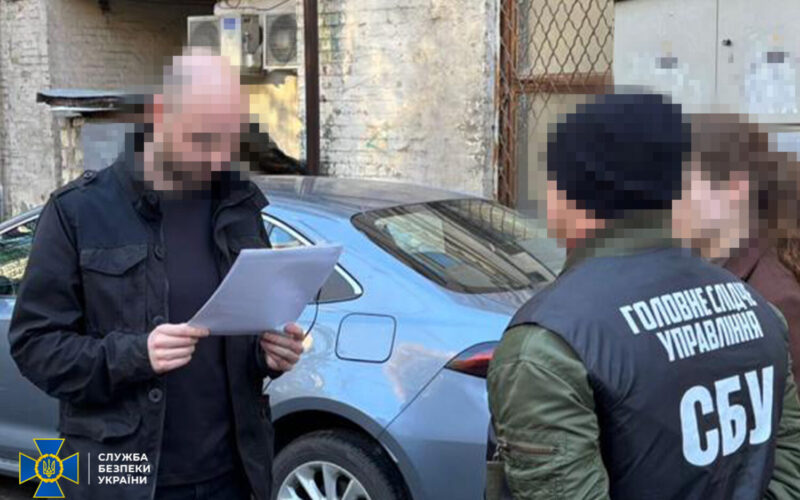 У Києві затримали колишнього військового інструктора-іноземця, який працював на фсб (відео)