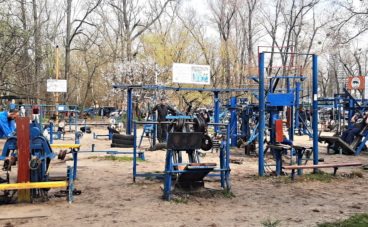 «Качалка» у Гідропарку взимку — ряд саморобних тренажерів просто неба