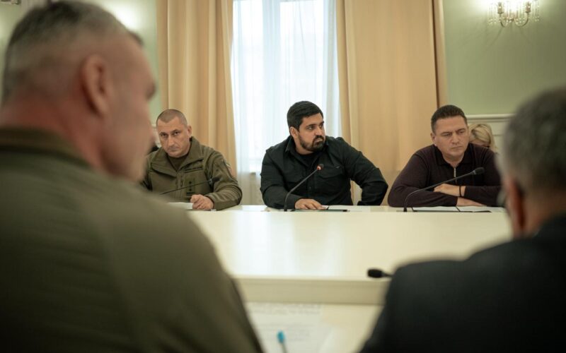 Корупційні схеми в Києві, нова цифрова перепустка для водіїв та відновлення інфраструктури: головне за 6 жовтня