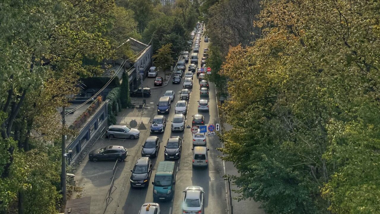 У центрі Києва завтра обмежать рух: важлива інформація для водіїв