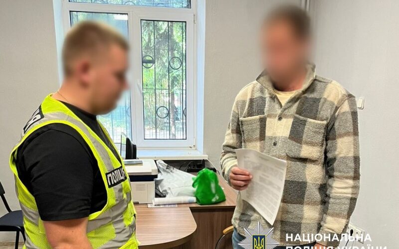 Чиновник Голосіївської РДА вимагав щомісячні хабарі за незаконне розміщення торговельних точок