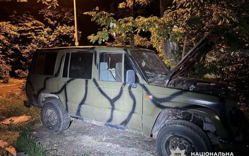 У Києві колишній тероборонівець підпалив військові позашляховики за гроші росіян (фото)
