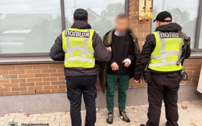 Небезпечний напад у Київській області: чоловік поранив дівчину та перехожого