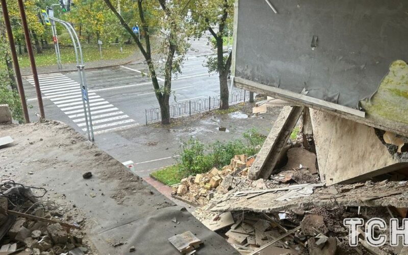 У Києві обвалилися залишки п’ятиповерхівки після липневого удару (відео)