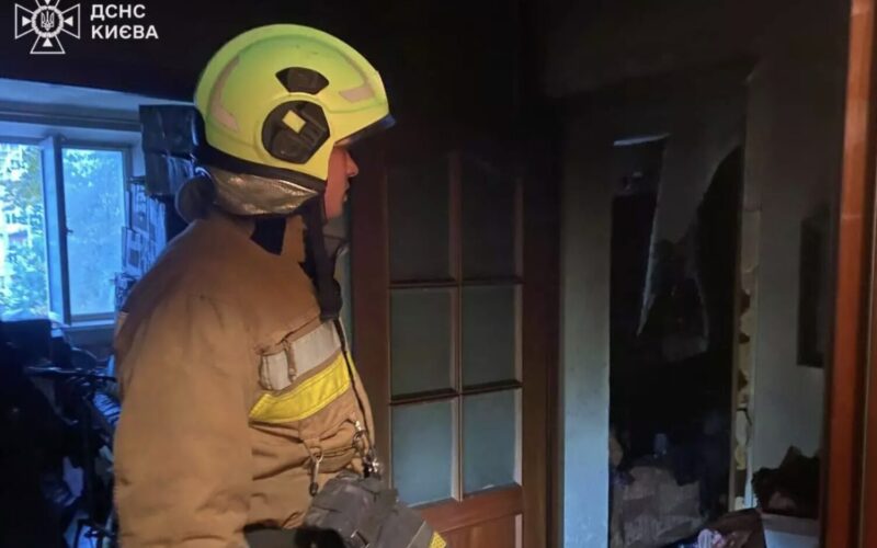 Трагедія на Печерську: під час пожежі у дев’ятиповерхівці загинула людина (фото)