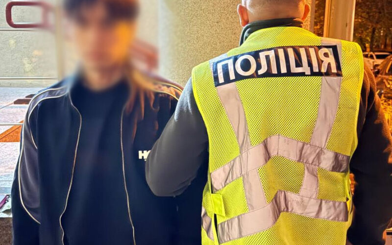 У Києві чоловік побив та пограбував дівчину, бо вона виявилася не схожою на фото із сайту знайомств (фото)