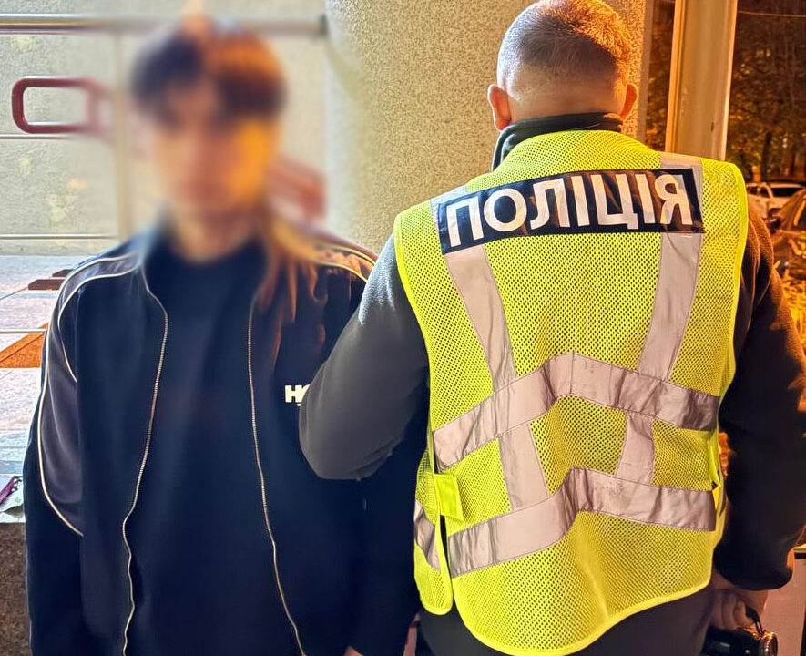 У Києві чоловік побив та пограбував дівчину, бо вона виявилася не схожою на фото із сайту знайомств (фото)