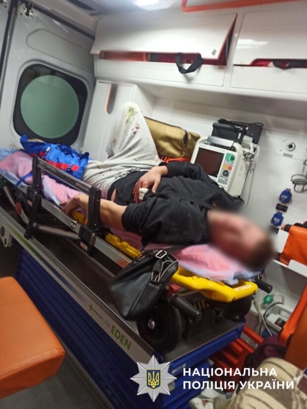 Різанина через цигарку: у Києві молодик поранив чоловіка