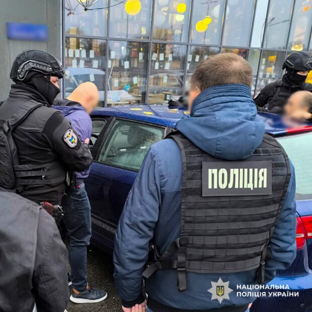 Київські поліцейські затримали військового за організацію нелегальної переправки чоловіків до Румунії