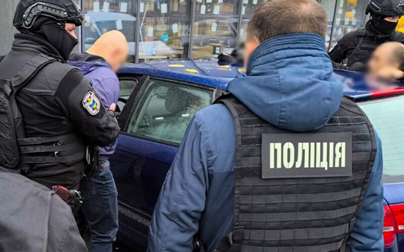 У Києві затримали військового, який організовував нелегальне переправлення чоловіків до Румунії (фото)
