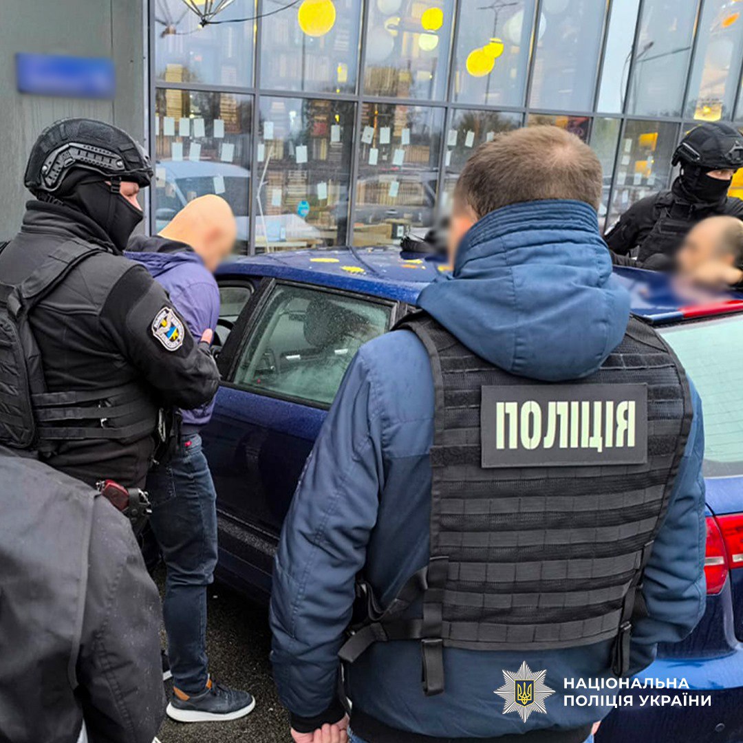 Київські поліцейські затримали військового за організацію нелегальної переправки чоловіків до Румунії