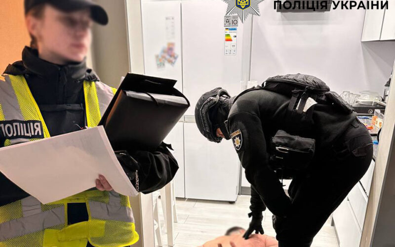 У Подільському районі столиці чоловік влаштував стрілянину біля під’їзду житлового будинку та поранив двох перехожих (фото)