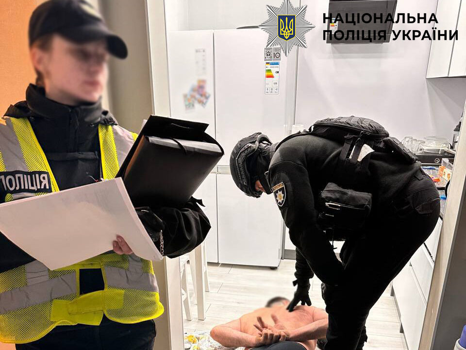 У Подільському районі столиці чоловік влаштував стрілянину біля під’їзду житлового будинку та поранив двох перехожих (фото)