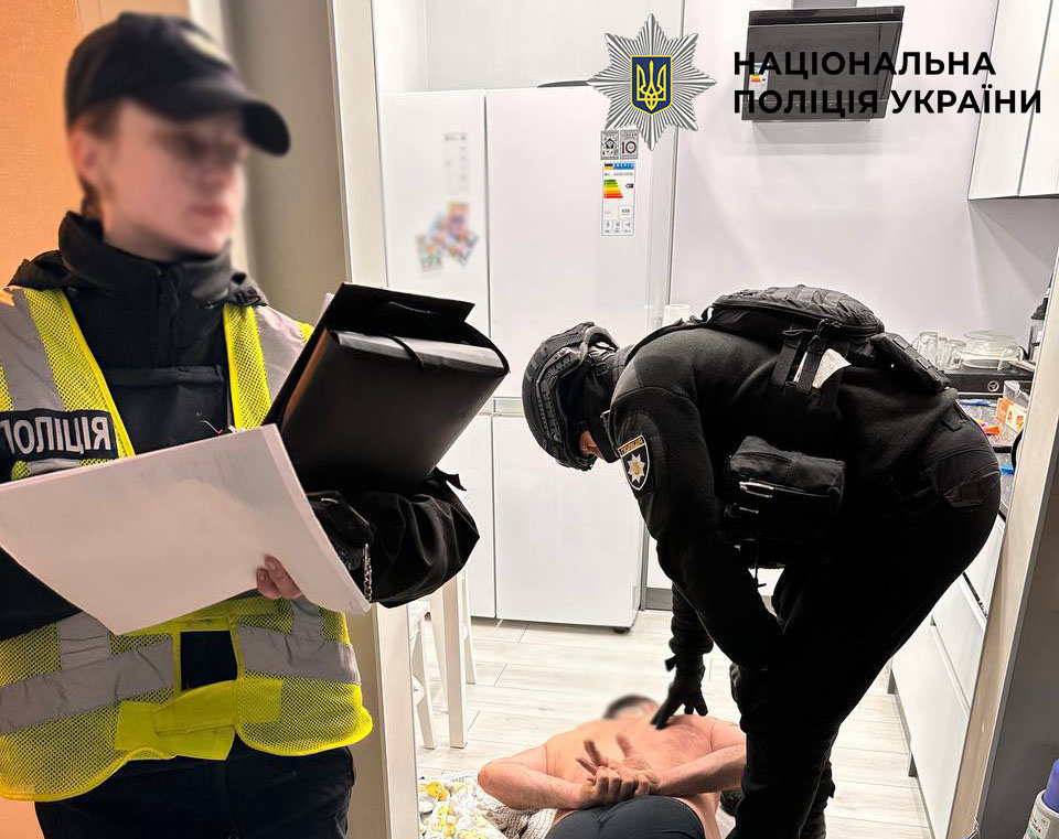 Подільський район Києва: чоловік вистрілив в перехожих із пістолету