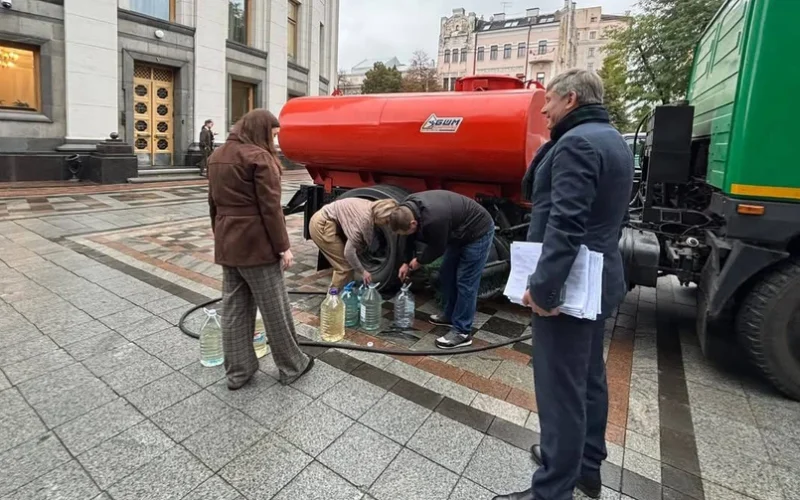 Урядовий квартал без води: нардепи отримують технічну воду та біотуалети після ракетного удару