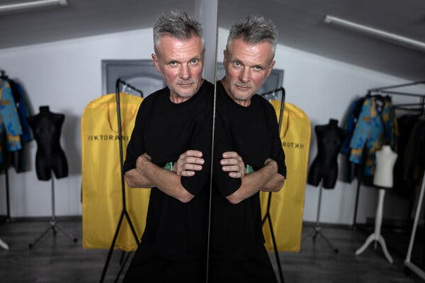 Зеленський змінив мілітарі на класичний костюм: хто стоїть за новим образом президента