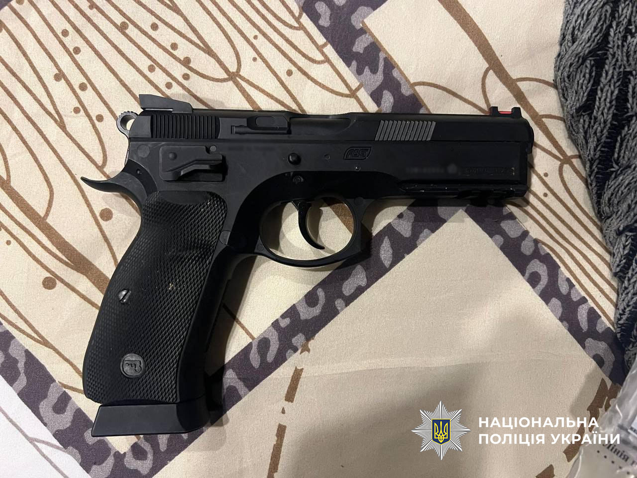 Київ: чоловік пограбував дівчину після невдалого побачення, застосувавши насильство