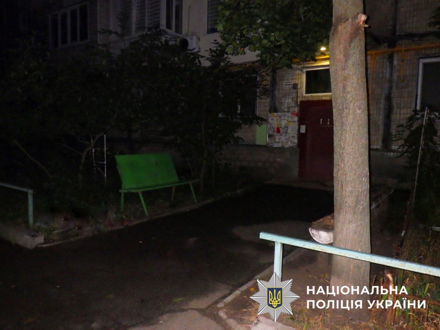 Різанина через цигарку: у Києві молодик поранив чоловіка