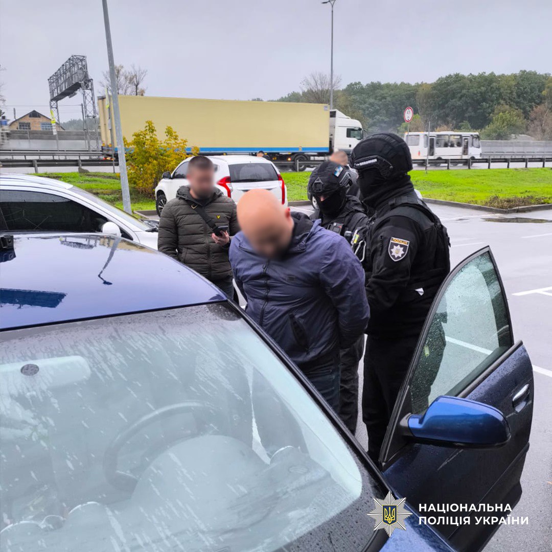 Київські поліцейські затримали військового за організацію нелегальної переправки чоловіків до Румунії