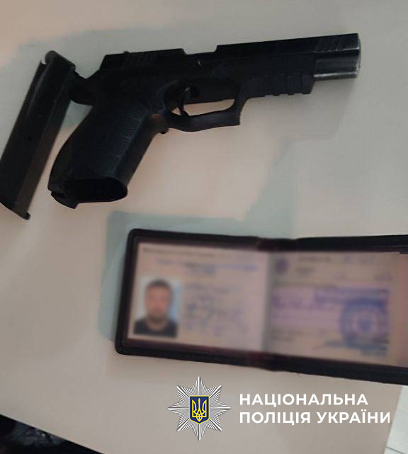 Подільський район Києва: чоловік вистрілив в перехожих із пістолету