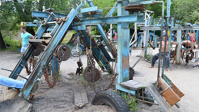 Тренажери з рейок та автомобільних шин на «Качалці» у Гідропарку