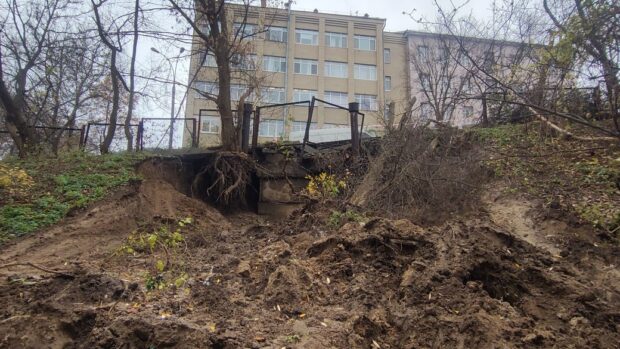 Зсув на Печерському узвозі: мешканці б'ють на сполох через аварію водогону