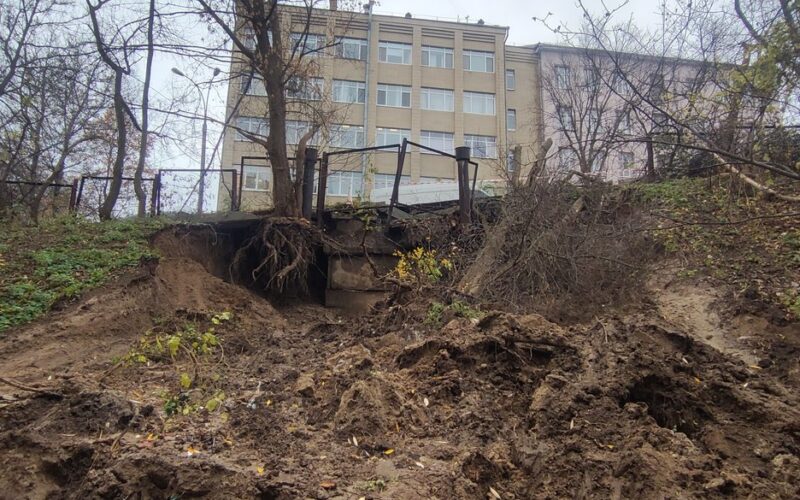 Зсув на Печерському узвозі: мешканці б’ють на сполох через аварію водогону