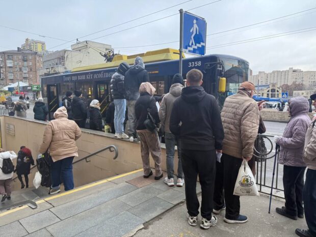 На Лук'янівці пасажирів висаджують у підземний перехід