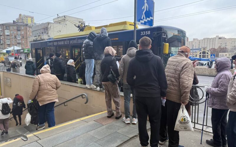 На Лук’янівці пасажирів висаджують у підземний перехід