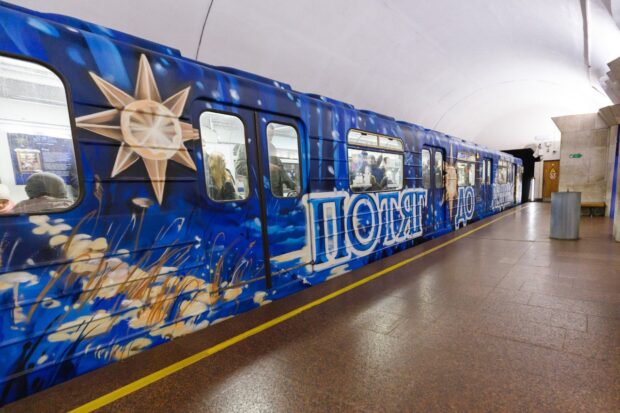 У київському метро курсуватиме різдвяний артпоїзд