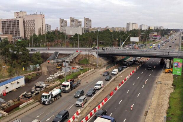 У Києві відкрили рух відремонтованим мостом біля метро "Дарниця"