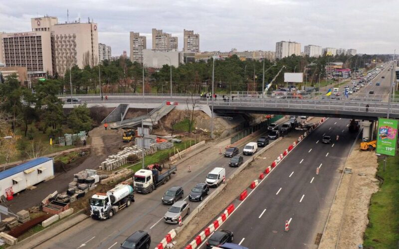 У Києві відкрили рух відремонтованим мостом біля метро “Дарниця”