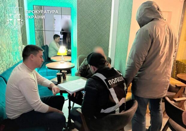 У Києві двоє шахраїв обіцяли американському добровольцю "лазерну зброю" за 3,2 млн гривень