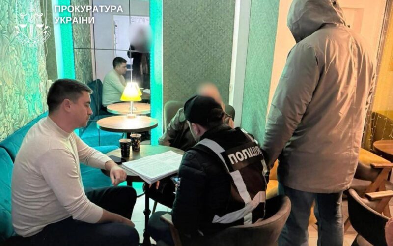 У Києві двоє шахраїв обіцяли американському добровольцю “лазерну зброю” за 3,2 млн гривень