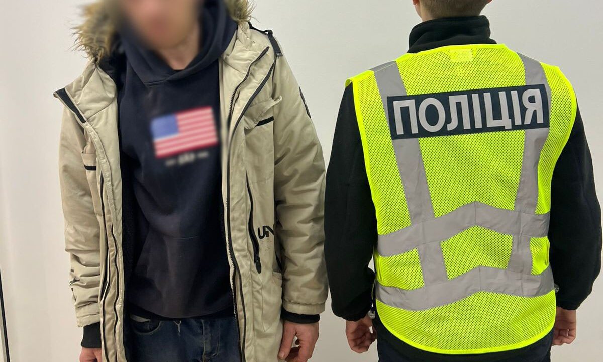 У Києві затримали чоловіка, який влаштував розбійний напад у магазині та кинув страйкбольну гранату