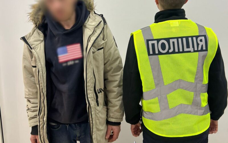 У Києві затримали чоловіка, який влаштував розбійний напад у магазині та кинув страйкбольну гранату