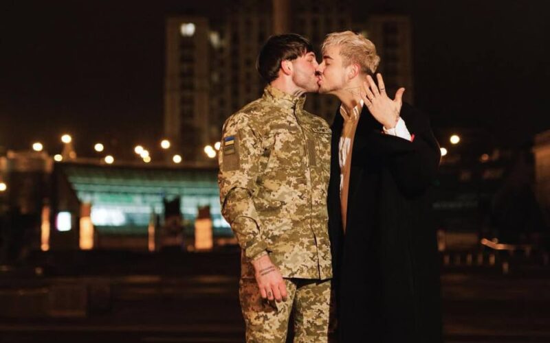 Співак MELOVIN в центрі Києва заручився з військовим медиком