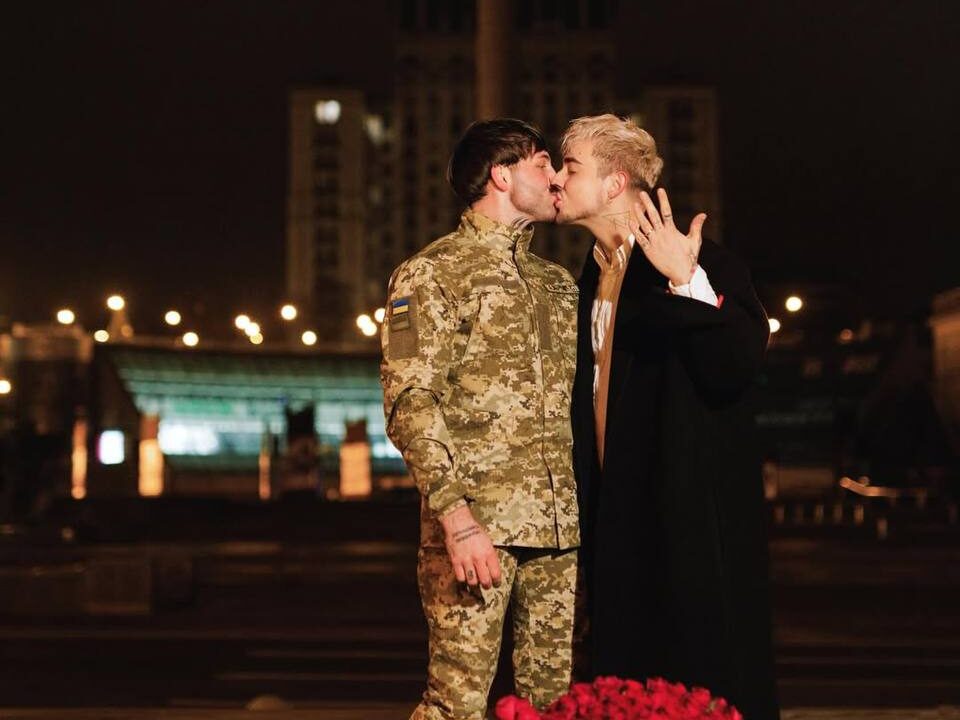 Співак MELOVIN в центрі Києва заручився з військовим медиком