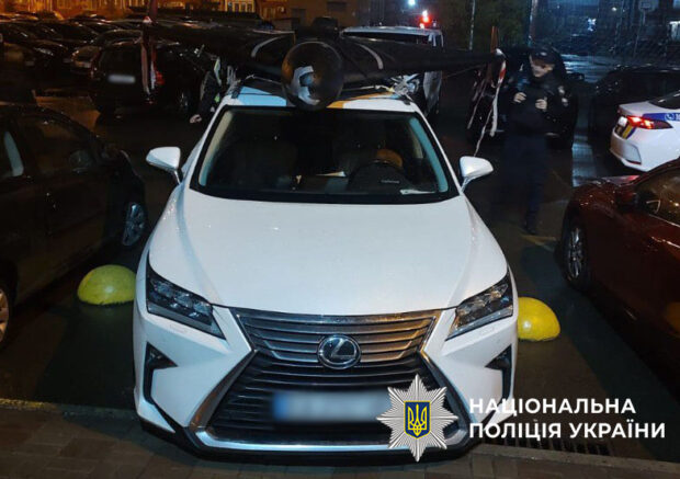 У Києві помітили автівку із "Шахедом" на даху: поліція вилучила БпЛА