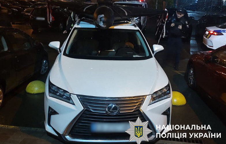 У Києві помітили автівку із “Шахедом” на даху: поліція вилучила БпЛА