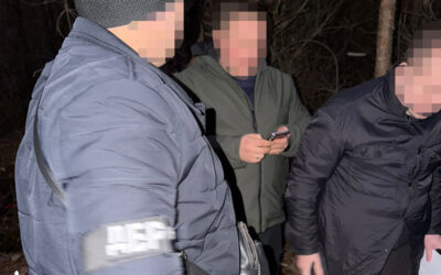 Київському правоохоронцю, який вкрав 13 мільйонів гривень і переховувався в лісі на Рівненщині, повідомили про підозру (відео)