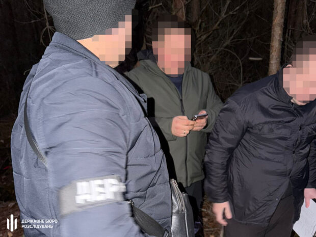 Київському правоохоронцю, який вкрав 13 мільйонів гривень і переховувався в лісі на Рівненщині, повідомили про підозру