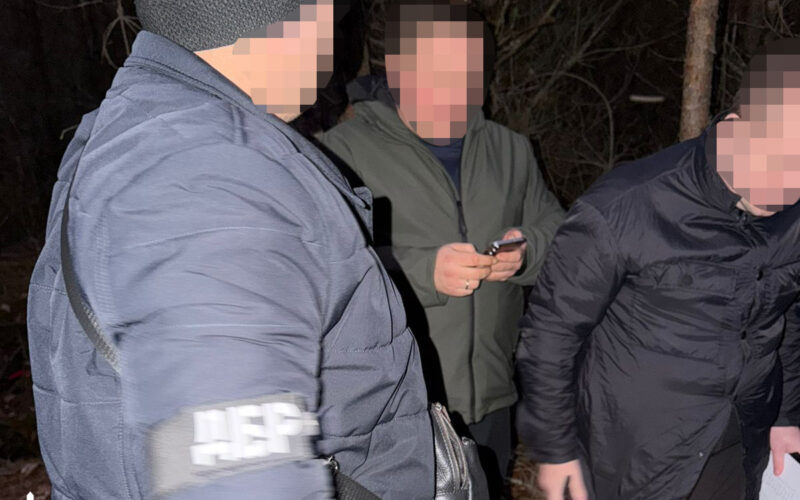 Київському правоохоронцю, який вкрав 13 мільйонів гривень і переховувався в лісі на Рівненщині, повідомили про підозру (відео)
