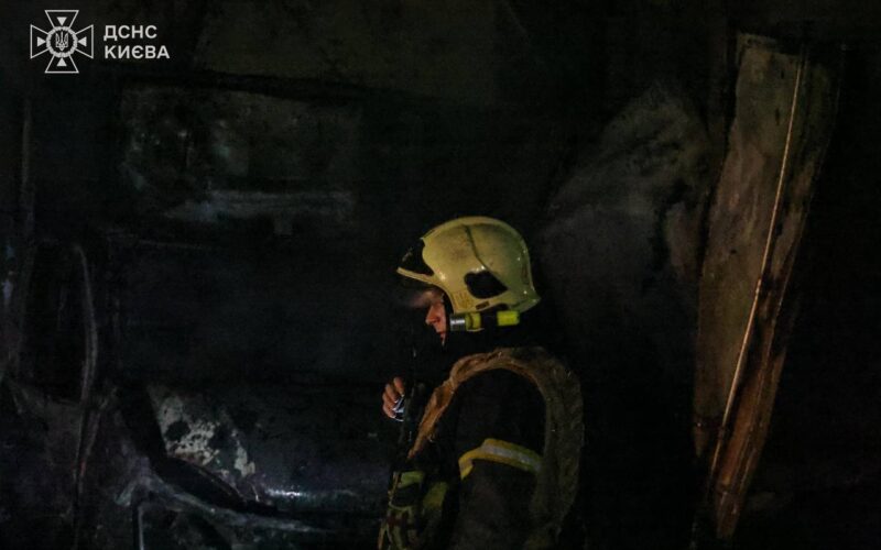 У Києві ліквідували пожежі після атаки російських дронів