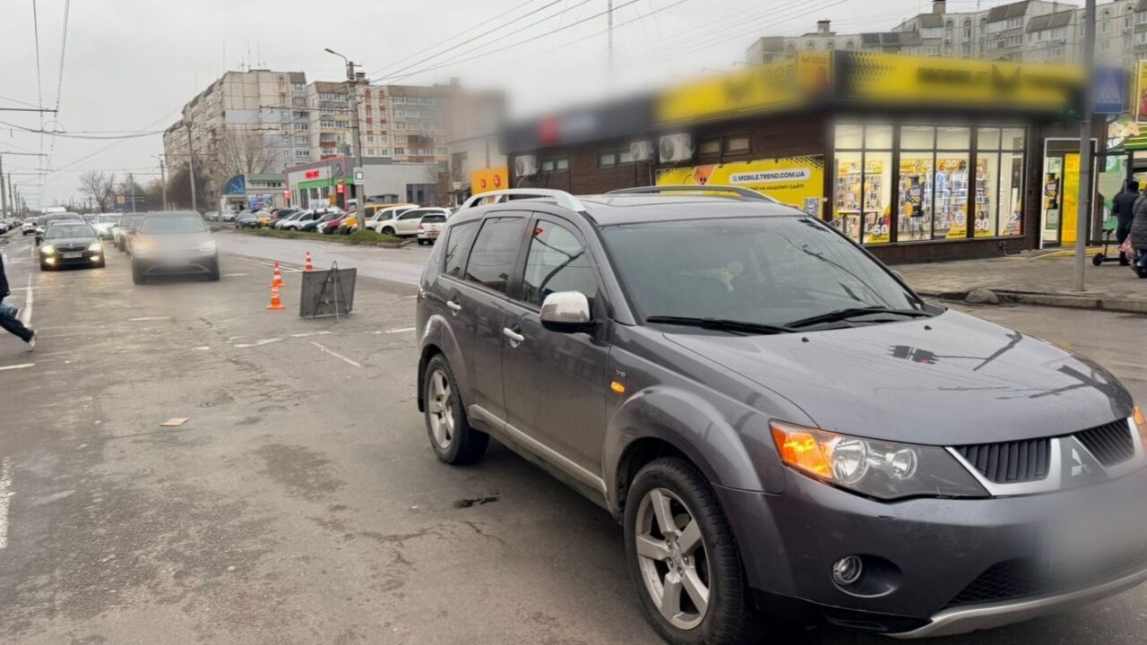 На Київщині водій автівки скоїв наїзд на чотирьох дітей та жінку (фото)